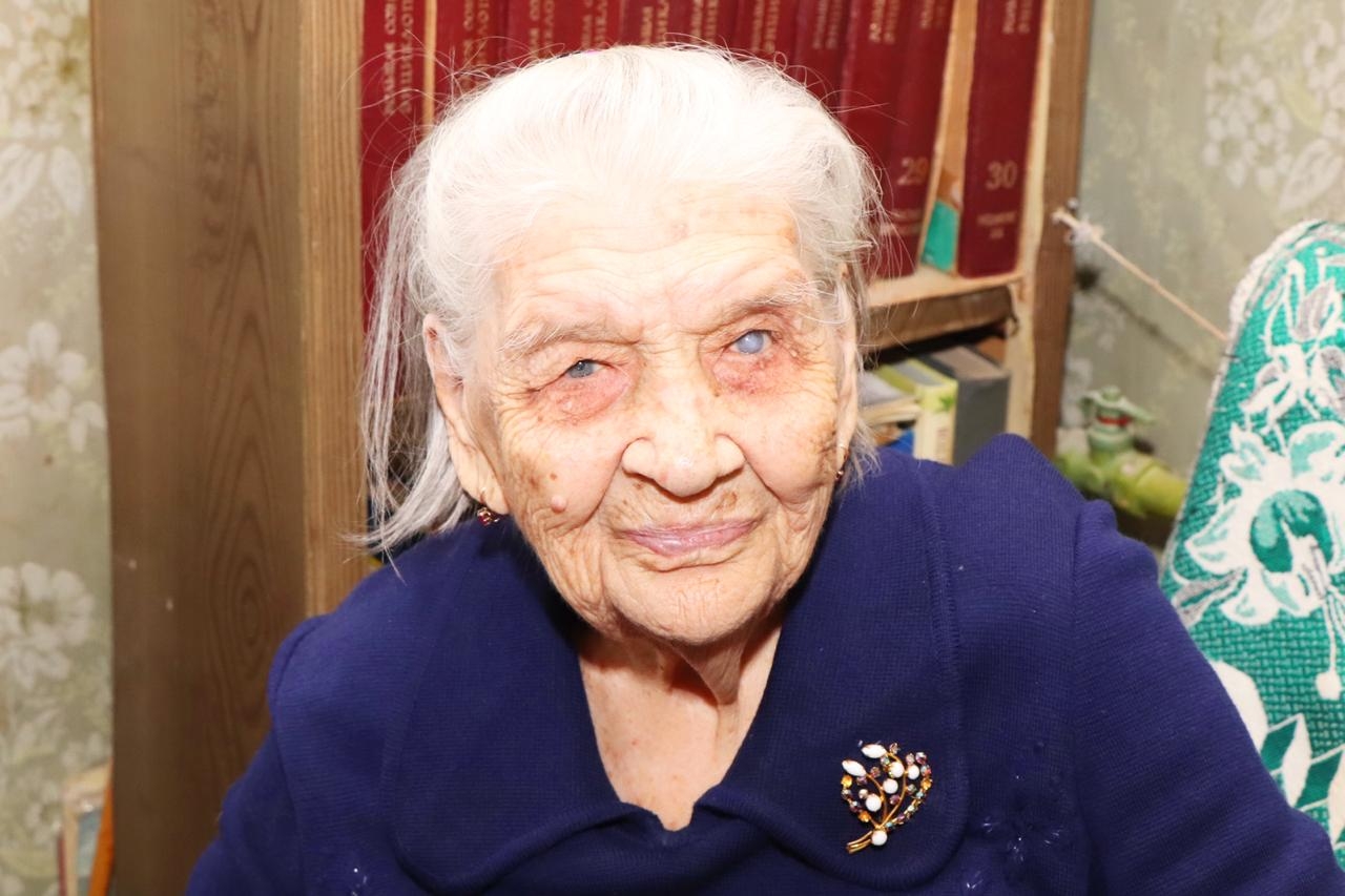 Девушка которая была бабушкой. Старый ветеран. Человеку 103 года. Бабушка 103 года.